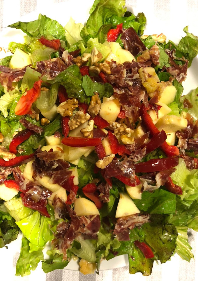 Una foto de Ensalada con virutas de jamón Ibérico