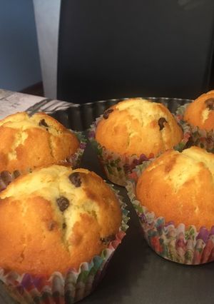 Una foto de Muffins de naranja y chips