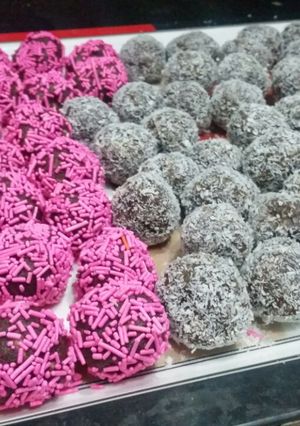 A picture of Oreo balls with coconut coating.