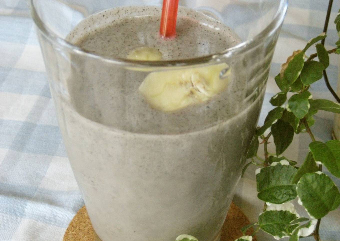 Black Sesame and Banana Soy Milk Smoothie