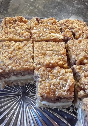 A picture of Caramel Apple Cheesecake Crumble Bars.