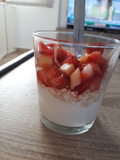 Una foto de Vasito de yogur y fruta