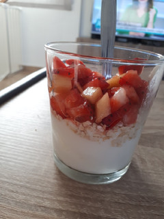Una foto de Vasito de yogur y fruta