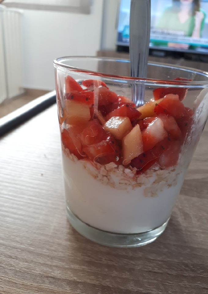 Una foto de Vasito de yogur y fruta