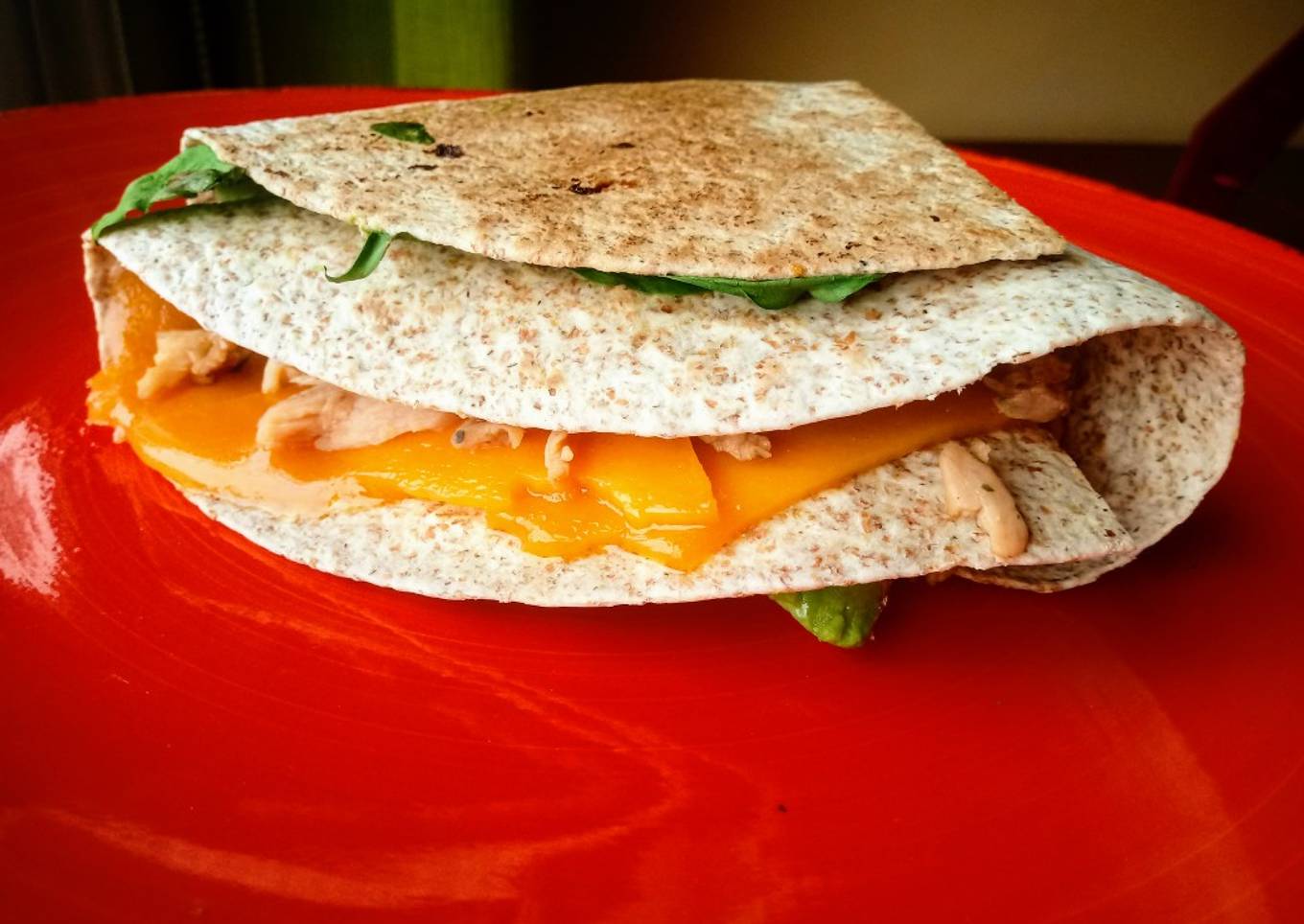 Tortilla wrap hack de pollo, aguacate, cheddar y espinacas