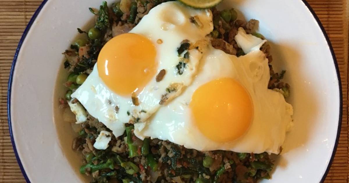 Thai basil and chilli minced beef with an egg Phat Kaphrao