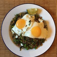 A picture of Thai basil and chilli minced beef with an egg (Phat Kaphrao).