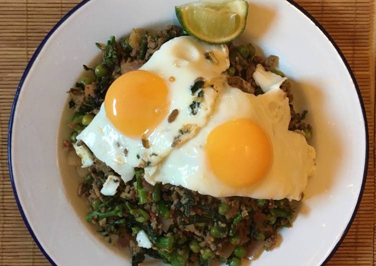 Recipe of Homemade Thai basil and chilli minced beef with an egg (Phat Kaphrao)