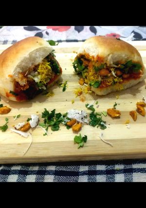 કચ્છી દાબેલી (Kutchhi Dabeli Recipe In Gujarati) રેસીપી મુખ્ય ફોટો