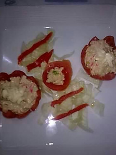 Una foto de Tomates rellenos de en ensaladilla rusa