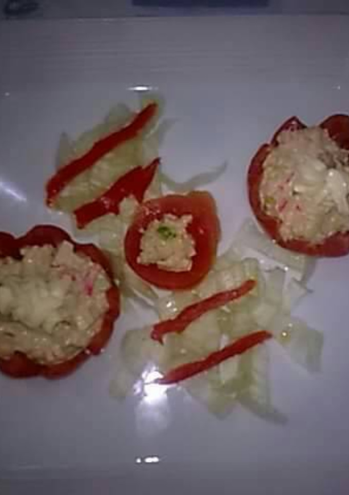 Una foto de Tomates rellenos de en ensaladilla rusa