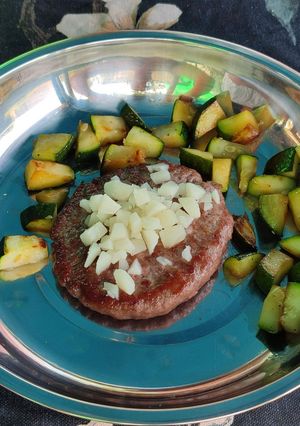 Foto principal de Calabacín salteado con queso y hamburguesa