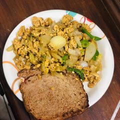 A picture of White egg Bhurji with brown bread.