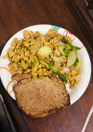A picture of White egg Bhurji with brown bread.