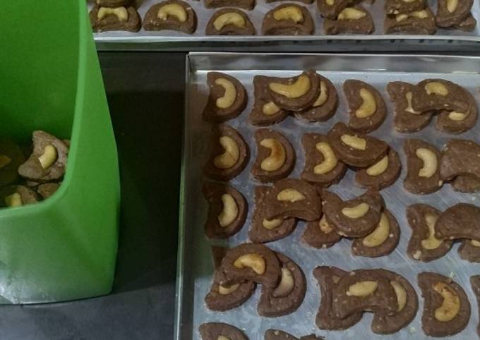 Cookies coklat kacang topping mede