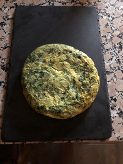 Una foto de Tortilla de espinacas y cebolla (con un pelín de pimienta) #huevo