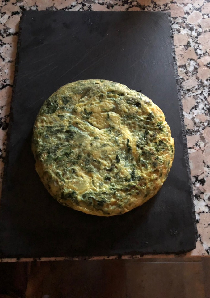 Una foto de Tortilla de espinacas y cebolla (con un pelín de pimienta) #huevo