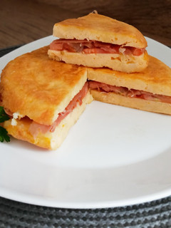Una foto de Tortilla de patata rellena de tomate y jamón