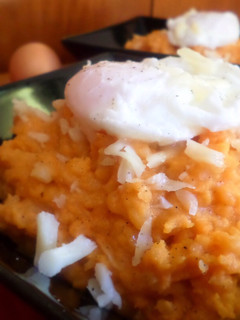 Una foto de Puré de boniato con huevo poché
