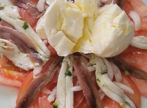 Una foto de Ensalada de verano de tomate, mozzarella anchoas y boquerones en vinagre