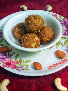 ड्राई फ्रूट्स गुड़ लड्डू (Dry Fruits Gud Laddu recipe in hindi) रेसिपी मुख्य फोटो
