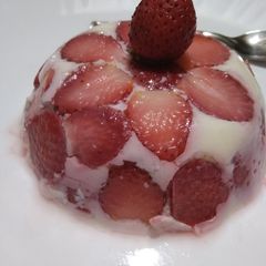 A picture of Strawberries Milk Pudding.