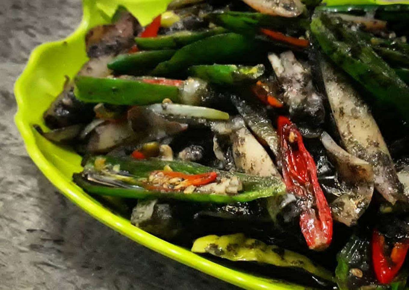 Anak sotong hitam dengan lada hijau