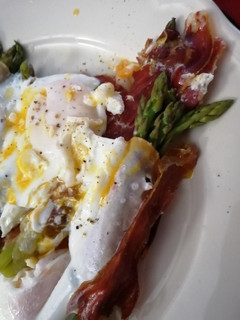 Una foto de Espárragos verdes con jamón y huevo
