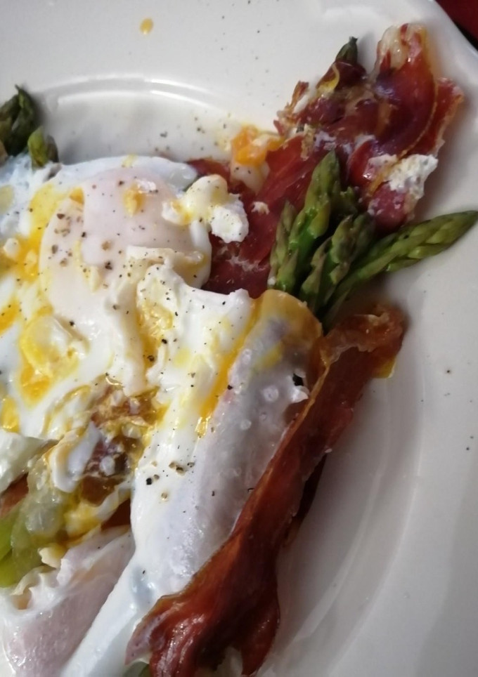 Una foto de Espárragos verdes con jamón y huevo