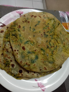 ஆலூ பாலக் பராத்தா (Aloo palak paratha recipe in tamil) செய்முறை முக்கிய புகைப்படம்