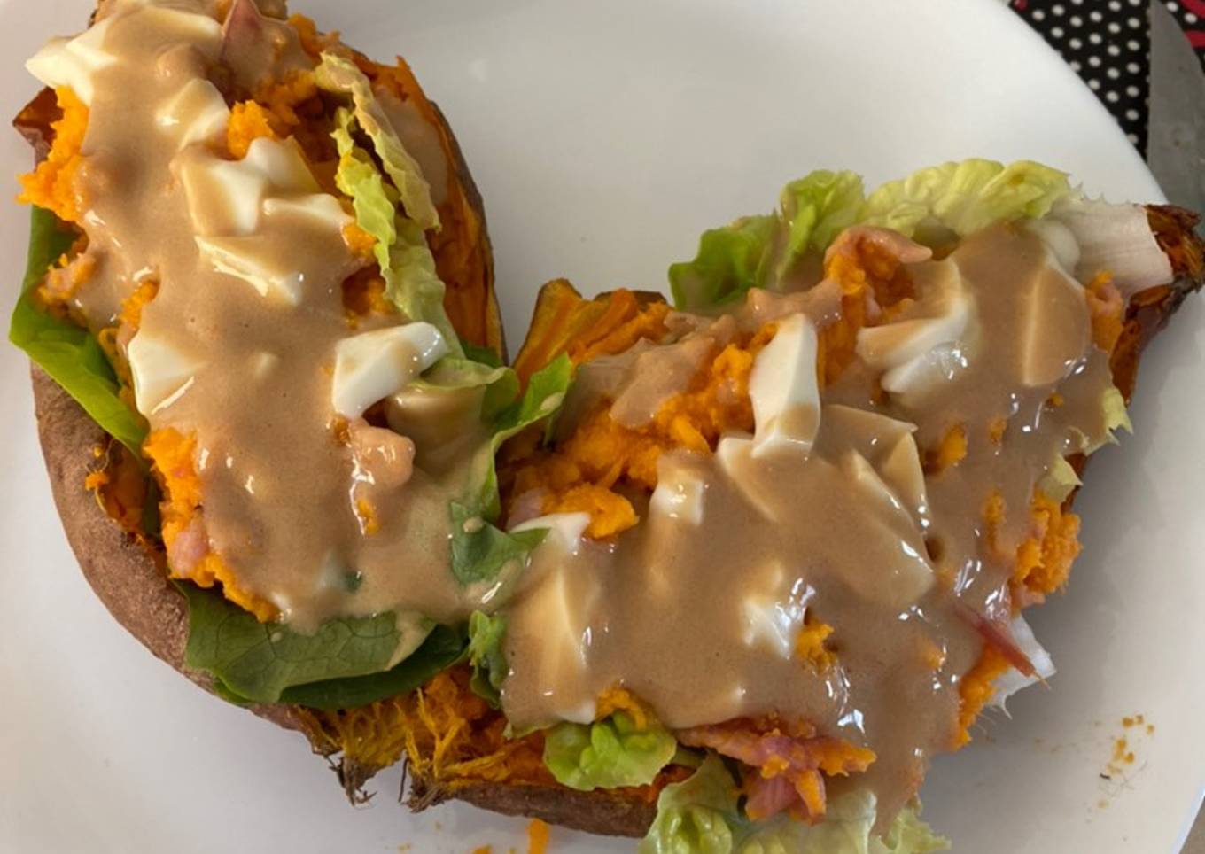 Patate douce farcie au bacon et mozzarella avec une petite sauce