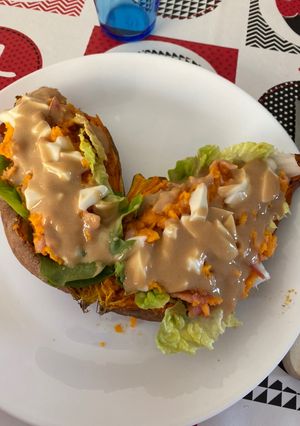 Une photo de Patate douce farcie au bacon et mozzarella avec une petite sauce