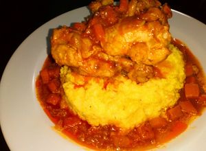 Una foto de Polenta con queso 🧀 y salsa de codito de pollo 🍗