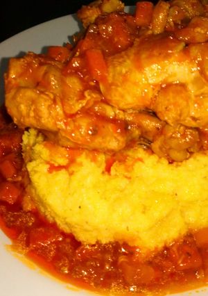 Una foto de Polenta con queso 🧀 y salsa de codito de pollo 🍗