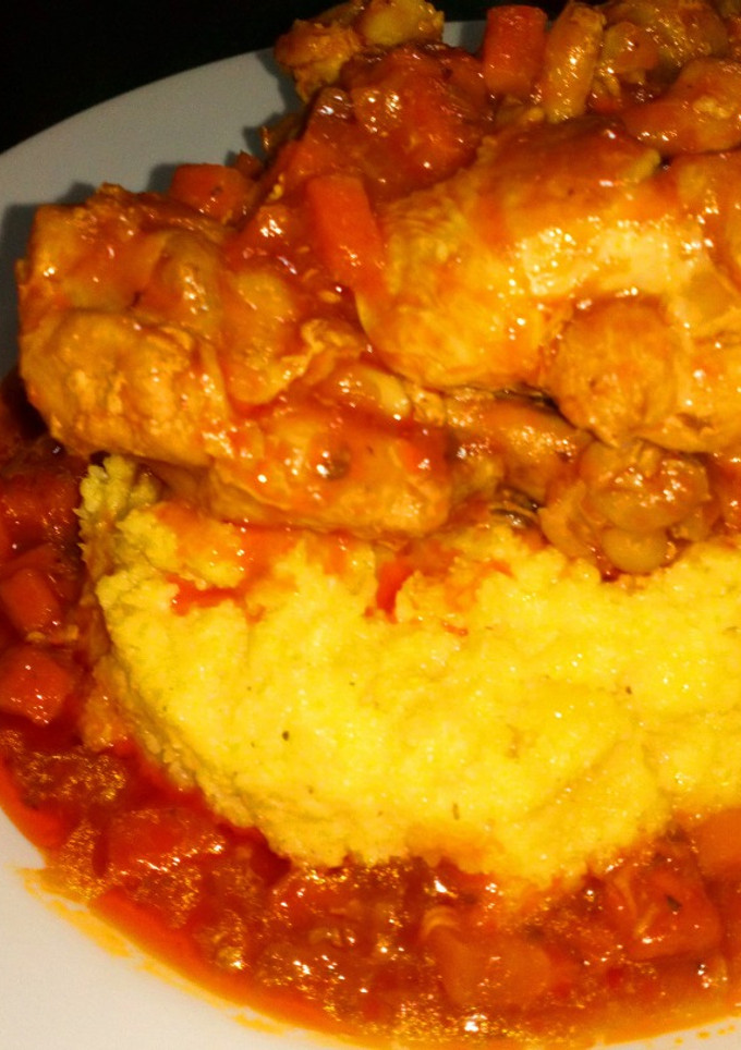 Una foto de Polenta con queso 🧀 y salsa de codito de pollo 🍗