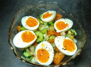 Hình của món Eatclean- Salad Dưa Leo, Cà Chua, Hành Tây Và Trứng Lòng Đào.