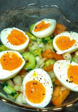 Hình của món Eatclean- Salad Dưa Leo, Cà Chua, Hành Tây Và Trứng Lòng Đào.