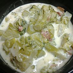 A picture of Broccoli and bacon cheddar soup.