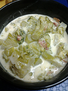 A picture of Broccoli and bacon cheddar soup.