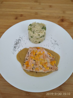 Una foto de Salmón con salsa de puerros y risotto de hierbabuena