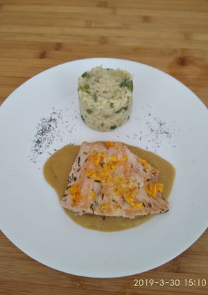 Una foto de Salmón con salsa de puerros y risotto de hierbabuena