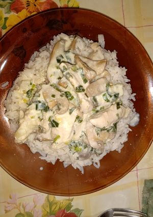 Una foto de Pollo al verdeo y champiñones con arroz
