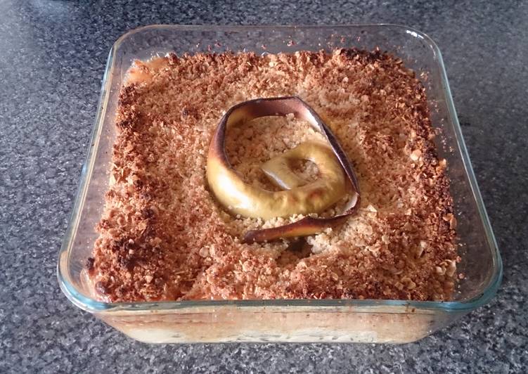 Homemade Apple and oat crumble �?�