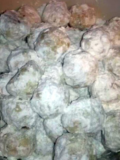 A picture of Grandma Smock's Snowball Cookies.