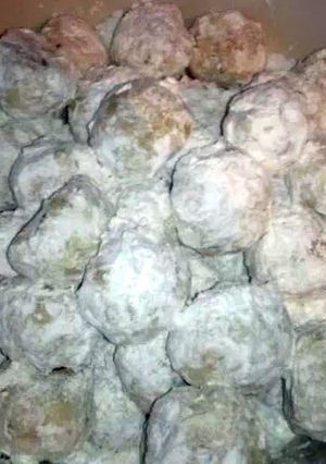 A picture of Grandma Smock's Snowball Cookies.