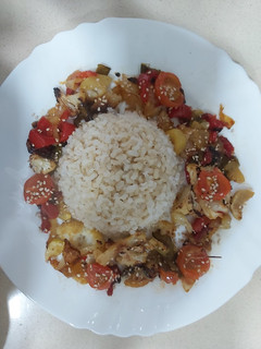 Una foto de Corona de verduras con arroz y sésamo