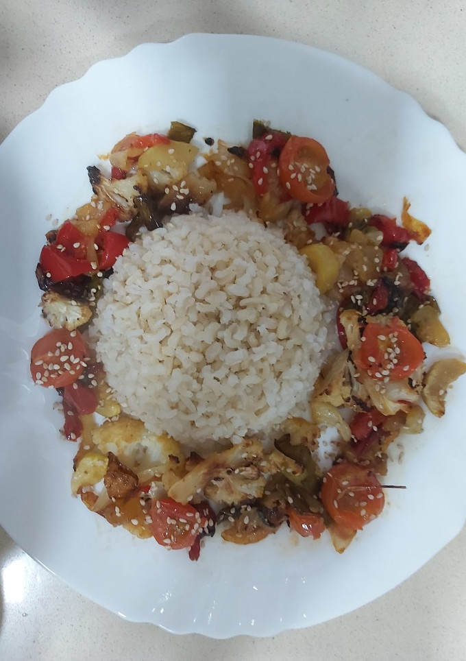 Una foto de Corona de verduras con arroz y sésamo