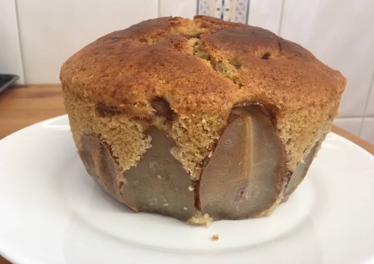 Bolo de amêndoa com pera