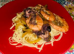 Una foto de Pulpitos baby y Camarones en pasta Fettuccini al estilo Sonorense
