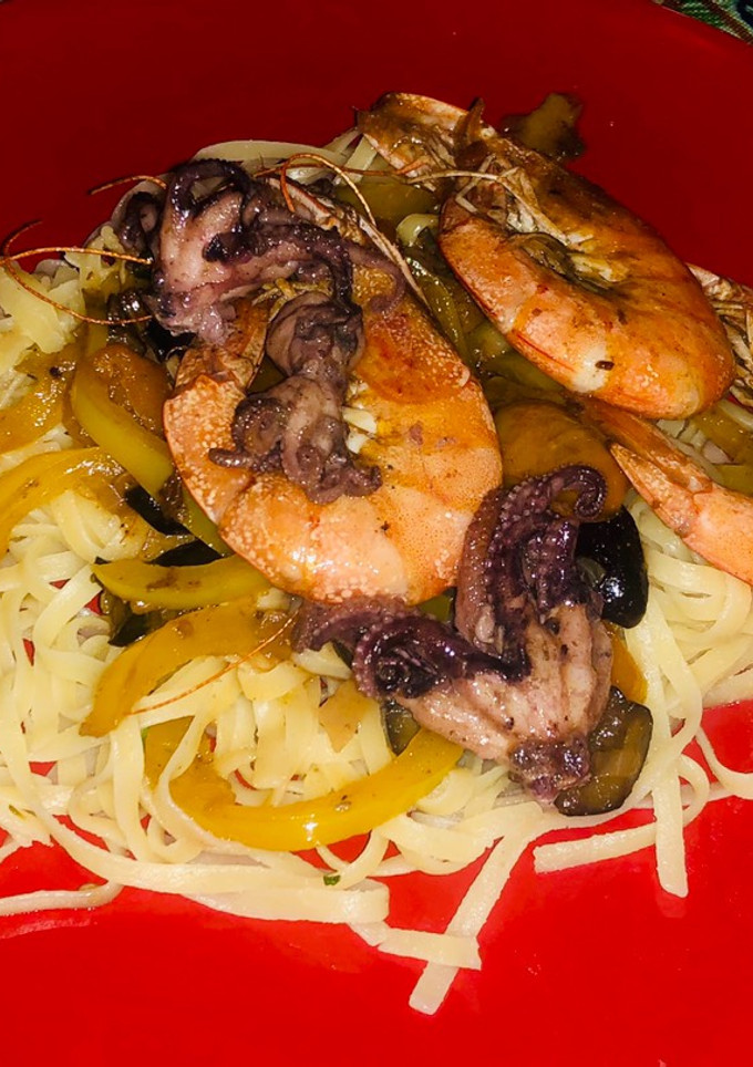 Una foto de Pulpitos baby y Camarones en pasta Fettuccini al estilo Sonorense